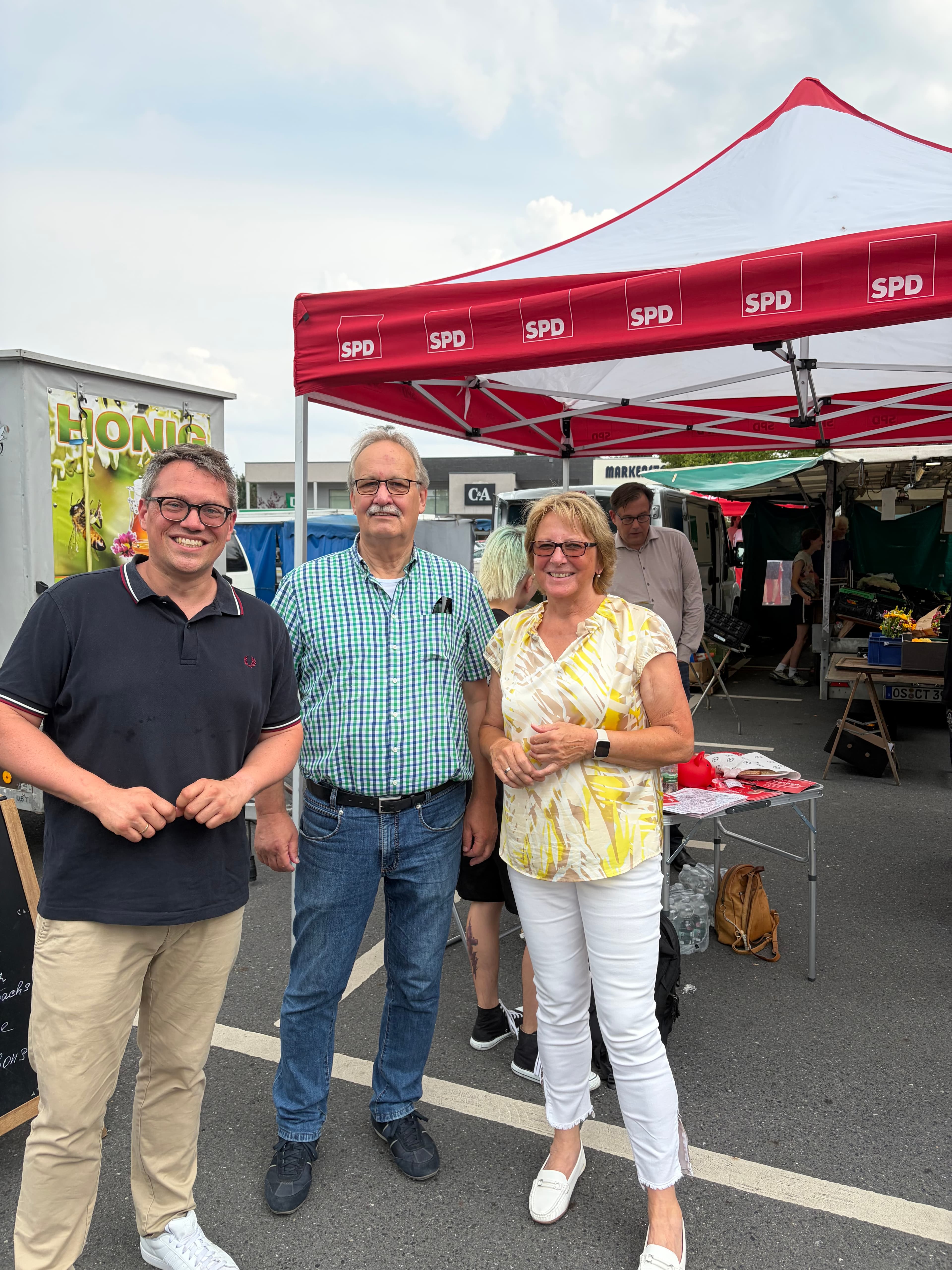 Auf dem Marktstand mit Tiemo Wölken, EU-Abgeordneter und Eckhard Kallert